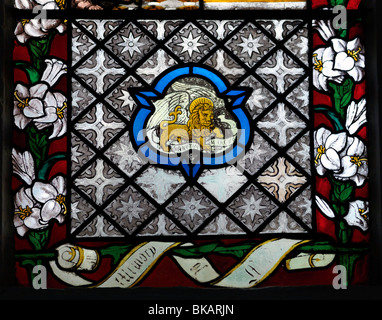 Pfarrkirche St. Peter Walton auf dem Hügel Surrey England Glasmalerei Fenster am Markusplatz, die der Evangelist als Löwe symbolisiert Stockfoto