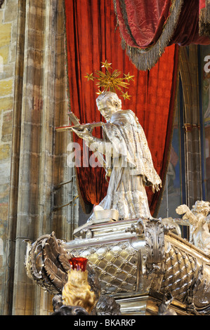 St. Vitus Kathedrale Prag, Pragerburg, Tschechische Republik, Interieur, St. Johannes von Nepomuk (Nepomuk) Grab Stockfoto