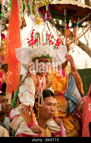 Zeremonie für Jungen zu buddhistischen Novizen von den Shan Menschen in Burma lebt in Chiang Mai, Thailand Stockfoto