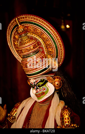 Wohlgefühlt, eine Figur aus einer Kathakali Aufführung in Kerala, Indien Stockfoto