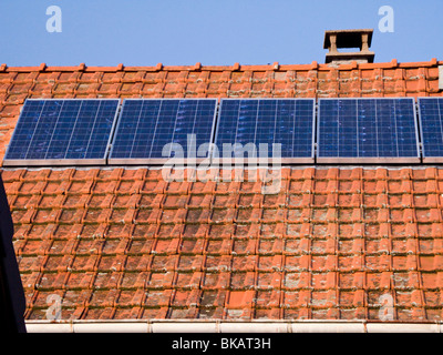 Französischen Solar-Panel / Paneele auf dem Dach eines Bauernhaus in Alpen / Alpenregion Savoyen, Frankreich. Stockfoto