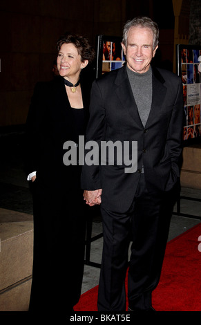 ANNETTE BENING WARREN BEATTY Mutter und Kind LOS ANGELES PREMIERE HOLLYWOOD LOS ANGELES CA 19. April 2010 Stockfoto