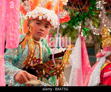 Zeremonie für Jungen zu buddhistischen Novizen von den Shan Menschen in Burma lebt in Chiang Mai, Thailand Stockfoto