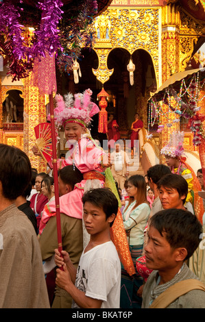 Prozession für jungen Novizen von den Shan Menschen in Birma, in Wat Khun Thwong in Chiang Mai, Thailand zu Stockfoto