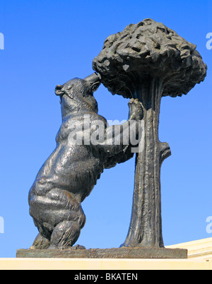 Madrid, Spanien. Puerta del Sol. Bronzestatue von der Bär und der madrono (Arbutus) Baum - Symbol von Madrid Stockfoto