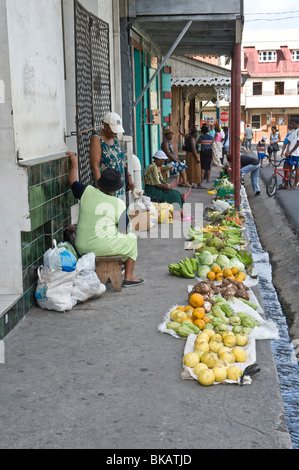 Handel mit Gemüse Straßenmarkt Soufriere St. Lucia Windward-Inseln West Indies Karibik Mittelamerika Stockfoto