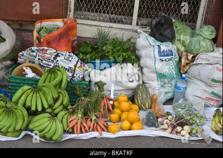 Verkauf Obst und Gemüse Straße Markt Soufriere St. Lucia Windward-Inseln West Indies Karibik Mittelamerika Stockfoto