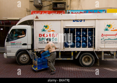 Wasser in Flaschen Lieferung Dubai Stockfoto