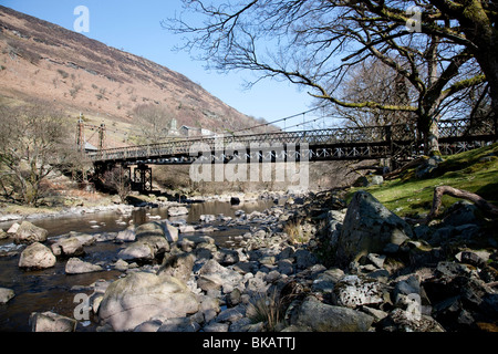 Stillgelegten malerische Dorf Elan Hängebrücke am Fluss Elan nachgeschalteten der Caban Coch dam Rhayader, Mid Wales, Vereinigtes Königreich Stockfoto