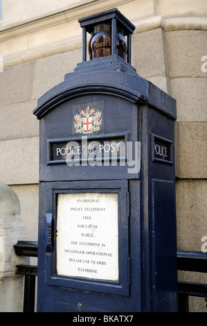 Alten blauen öffentlichen rufen Polizeiposten oder original Polizei Telefon City of London England Großbritannien UK Stockfoto