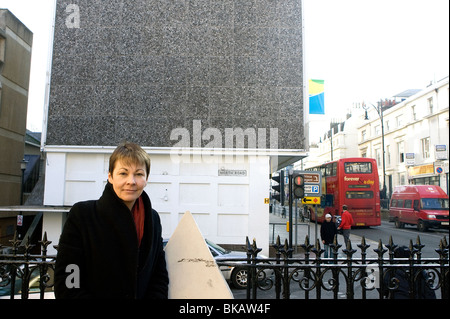 Caroline Lucas prospektive MP, Leiter fo die grüne Partei und Abgeordneter Werbetätigkeit in Brighton vor den Parlamentswahlen 2010. Stockfoto