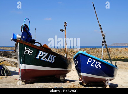 Angelboote/Fischerboote auf der Slipanlage am Hafen von Sennen Cove, Cornwall, uk Stockfoto