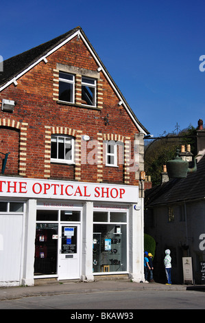 Youngs Boys im Stadt Zentrum, Nailsworth, Gloucestershire, England, Vereinigtes Königreich Stockfoto