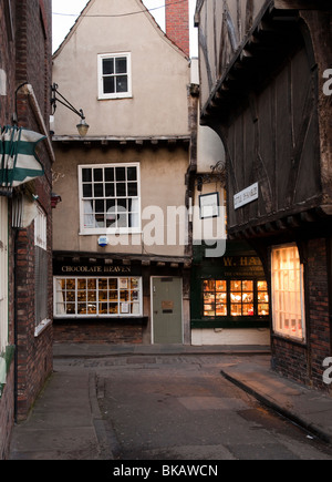 Das Chaos in York eine alte Straße mit überhängenden Holz gerahmt Gebäude, einige aus dem vierzehnten Jahrhundert Stockfoto