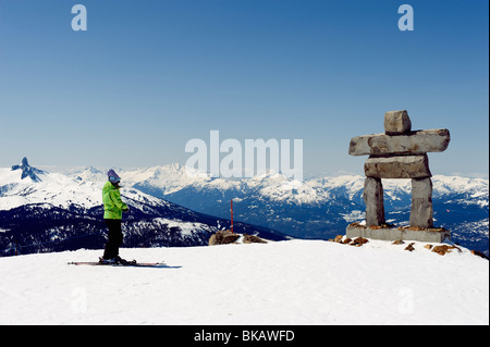 Skifahrer in der Nähe von einem Inuit Inukshuk Steinstatue Whistler Mountain Ski Resort Austragungsort der Olympischen Winterspiele 2010 Stockfoto