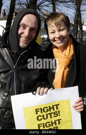 Caroline Lucas prospektive MP, Leiter fo die grüne Partei und Abgeordneter Werbetätigkeit in Brighton vor den Parlamentswahlen 2010. Stockfoto