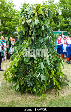 Jack in the Green, Jack o' the Green, ist Teilnehmer an der traditionellen englischen May-Day-Parade. Es ist eine Person, die mit Blättern und Laub bekleidet ist, die auf einem Rahmen gestützt wird. Stockfoto