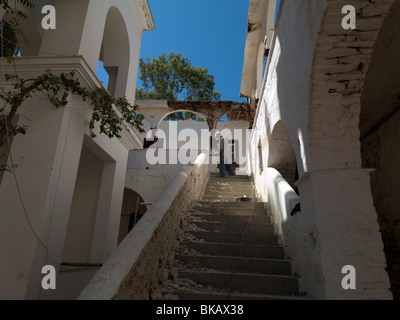 Samos Griechenland Agia Zoni Kloster EU finanzierten Restaurierung Arbeit Mann auf Treppe, Bohren Stockfoto