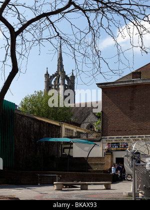 Sutton Surrey England Sutton Square By Pub Trinity Church Spire In The Distance Stockfoto