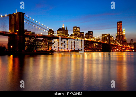 Sonnenuntergang an der Brooklyn-Brücke - überspannt den East River zwischen Brooklyn und Manhattan, New York City USA Stockfoto