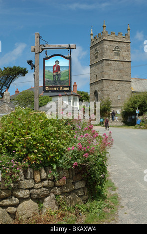 St. Senara Kirche und Zeichen für Kannengießer Arm Pub, Zennor, Cornwall, England, UK Stockfoto