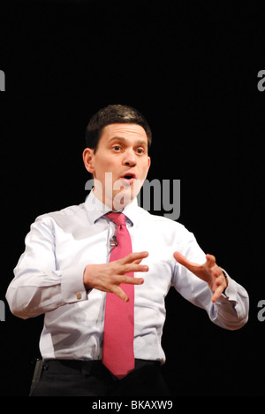 Britische Außenminister David Miliband gibt eine öffentliche Rede in der St. Pauls-Kirche in Hammersmith, West London. Stockfoto