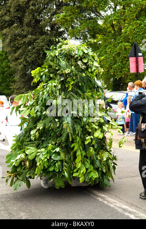 Jack in the Green, Jack o' the Green, ist Teilnehmer an der traditionellen englischen May-Day-Parade. Es ist eine Person, die mit Blättern und Laub bekleidet ist, die auf einem Rahmen gestützt wird. Stockfoto