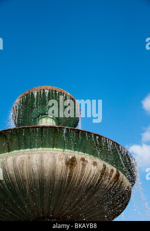 Brunnen in der Nähe der Universität an Prof. Huber Platz in Schwabing, München. Stockfoto