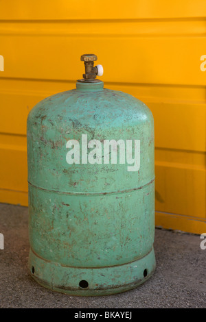 Camping Gas-Behälter, Grün über gelb hinterlegt Stockfoto