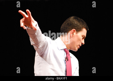 David Miliband reißt ein Peace-Zeichen-Geste in St. Pauls-Kirche in Hammersmith während einer öffentlichen Versammlung. Stockfoto