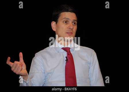 David Miliband beantwortet Fragen in einer öffentlichen Sitzung in Hammersmith. Stockfoto