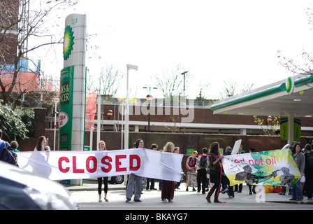 Tar Sands Aktivisten Herunterfahren eine BP-Tankstelle in Shepherds Bush. Stockfoto