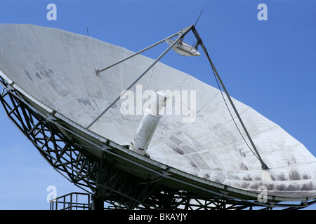 Parabol Schüssel Raum Technologie Satellitenreceiver über blauen Himmel Stockfoto