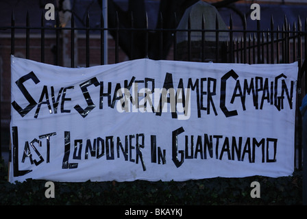 Speichern Sie Shaker Aamer Kampagne Banner außerhalb St. Pauls-Kirche in Hammersmith, wo David Miliband eine öffentliche Sitzung statt. Stockfoto