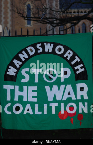 Wandsworth Stop ist der Kriegskoalition Banner außerhalb St. Paul Kirche in Hammersmith, wo David Miliband sprach Stockfoto