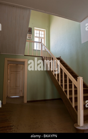 Treppe und Hall in der Minenverwalter House von den Sanddünen, Kolmanskop Geisterstadt in der Nähe von Lüderitz, Namibia Stockfoto