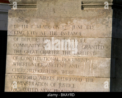 Stein Pier mit einer Geschichte von Runnymede eingeschrieben, neben einem Kiosk Lutyens Fairhaven Memorial Denkmal. Runnymede, UK. Stockfoto