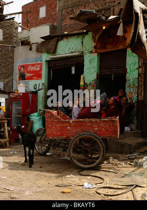 Die Zabbaleen, eine ägyptische Gemeinschaft vor allem koptische Christen, die sich sammeln, recyceln und entsorgen die Stadt Kairo Stockfoto