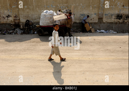 Die Zabbaleen, eine ägyptische Gemeinschaft vor allem koptische Christen, die sich sammeln, recyceln und entsorgen die Stadt Kairo Stockfoto