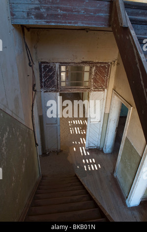 Alte Treppe in Quartiermeisters House, Kolmanskop Geisterstadt in der Nähe von Lüderitz, Namibia Stockfoto