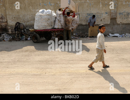 Die Zabbaleen, eine ägyptische Gemeinschaft vor allem koptische Christen, die sich sammeln, recyceln und entsorgen die Stadt Kairo Stockfoto