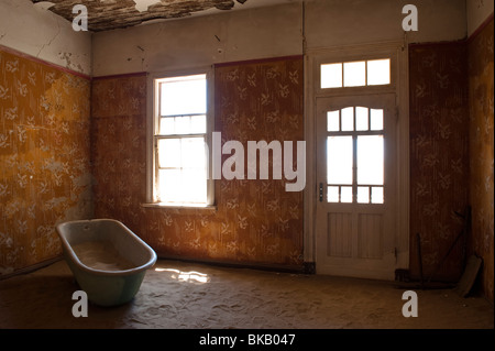 Badewanne voll von Wüstensand in Quartiermeisters House, Kolmanskop Geisterstadt in der Nähe von Lüderitz, Namibia Stockfoto