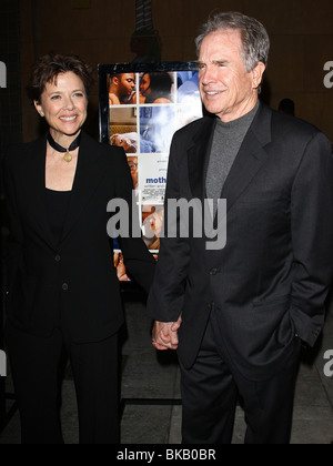 ANNETTE BENING WARREN BEATTY Mutter und Kind LOS ANGELES PREMIERE HOLLYWOOD LOS ANGELES CA 19. April 2010 Stockfoto