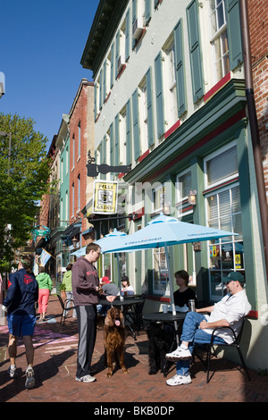 Im Freien Kaffee und Freunde am Thames Street, Fells Point, Baltimore, Maryland Stockfoto