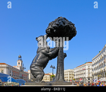 Madrid, Spanien. Puerta del Sol. Bronzestatue von der Bär und der madrono (Arbutus) Baum - Symbol von Madrid Stockfoto