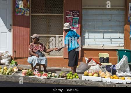 Handel mit Gemüse Straßenmarkt Soufriere St. Lucia Windward-Inseln West Indies Karibik Mittelamerika Stockfoto