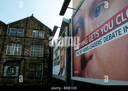 Che Guevara geätzt in einem Fenster von Bradford, befasst sich mit Postern von Gordon Brown und David Cameron, allgemeinen Wahlen 2010. Stockfoto