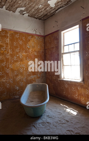 Badewanne voller Wüstensand in Quartiermeisters House, Kolmanskop Geisterstadt in der Nähe von Lüderitz, Namibia Stockfoto