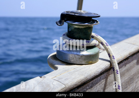 Segel Boot Seilwinde mit marine Seil herum. Hölzerne Segelschiff Stockfoto