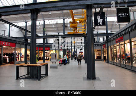 Innenansicht, Swindon Designer Outlet, Swindon, Wiltshire, England, Vereinigtes Königreich Stockfoto